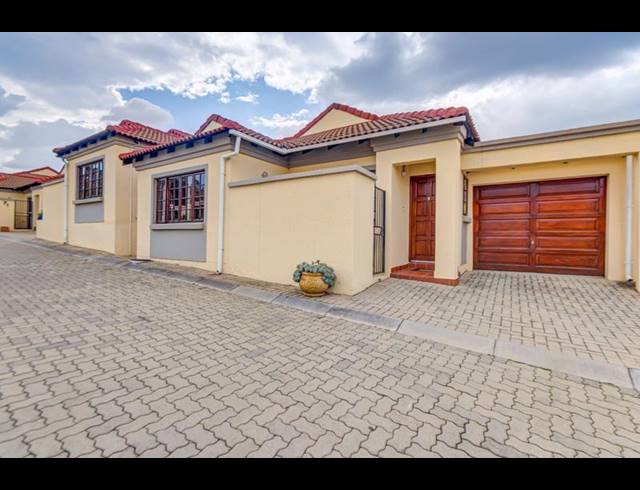 2 BEDROOM HOUSE FOR SALE IN NORTH RIDING